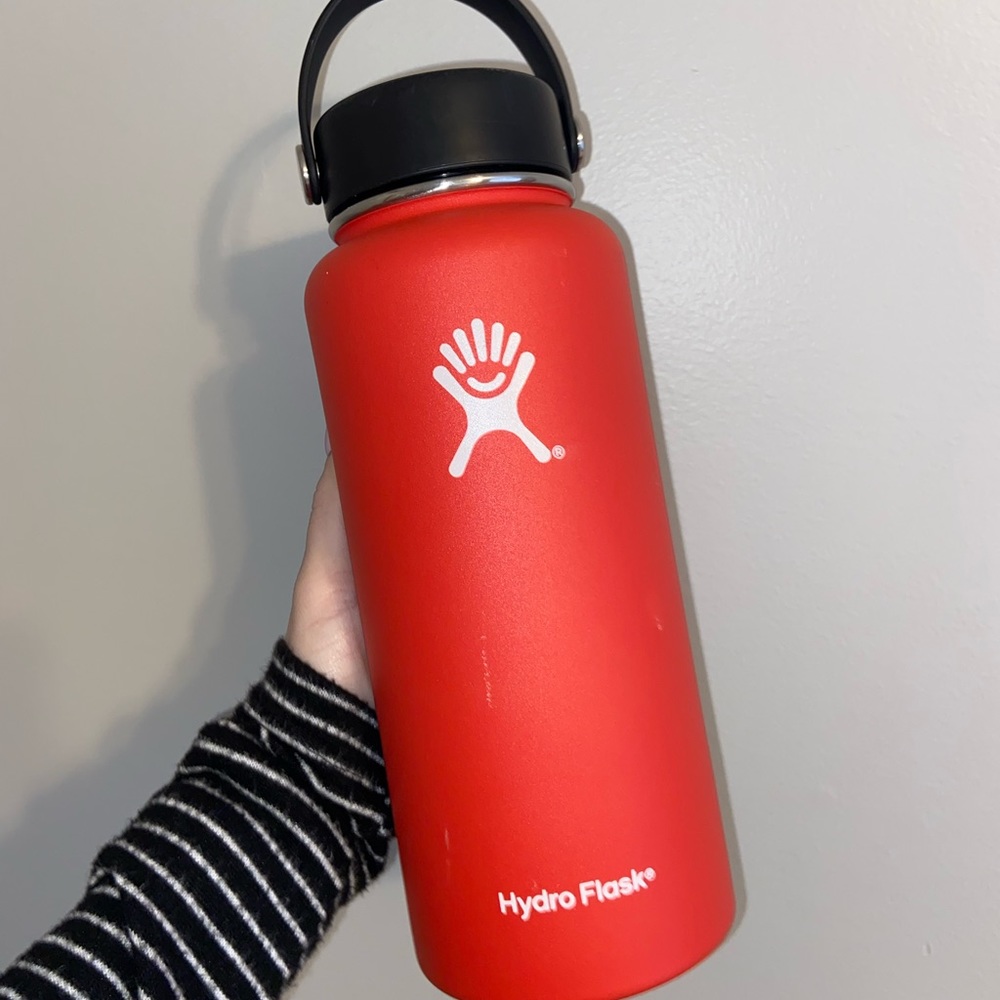 SOLD🌟 Red 32oz Hydroflask